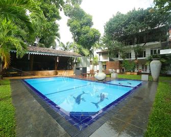 Hostel City Hub Colombo Airport - Seeduwa - Piscina