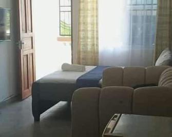 Lux Suites Vee studio Apartments Bamburi - Mombasa - Ložnice