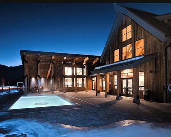 Spacious 3 Bdr Pet Friendly, Hottub, Pool - Hailey - Edificio