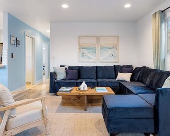 Steps from the SandBoardwalk Outdoor Dining Parking and Patio in Newport - Newport Beach - Stue