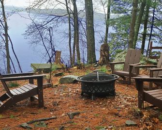 Best Wallenpaupack Sunsets - Lakefront Chalet W Seasonal Dock/Ac/Private Setting - Hawley - Binnenhof