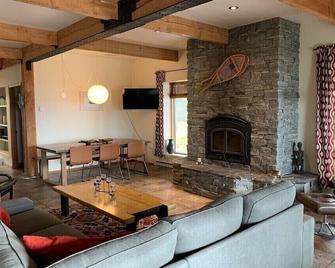 The Ezulwini Vista Estate - Osoyoos - Living room