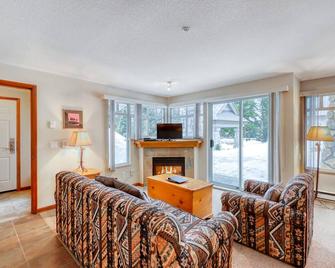 Ground-floor condo with fireplace & patio - walk or shuttle to ski lifts - Whistler - Living room