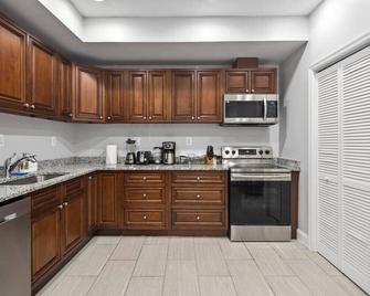 Luxury 3BR & Parking in Central DC - Steps to Metro - Washington, D.C. - Kitchen