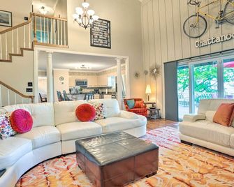 Charming Chattanooga Home with Downtown Views! - Chattanooga - Living room