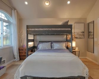 glacier getaway, family/ pet friendly. Charming, peaceful home on 10 acers. - Kalispell - Bedroom