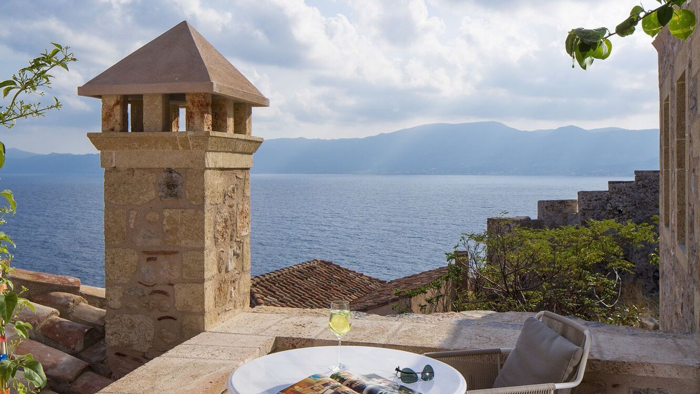 Moni Emvasis Luxury Suites