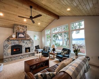 Brand New Ocean Front Beach Home on Drayton Harbor w/ Hot Tub - Blaine - Obývací pokoj
