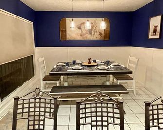 Experience Yuma's History at the Crim House perfect for a stay or family venues - Yuma - Dining room