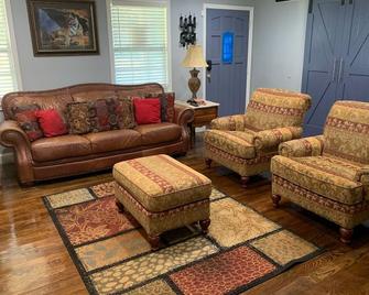 Journey’s Pad minutes to Atlanta Metro Studios - Union City - Living room