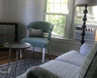 Historic Apartment in Downtown Westport - Westport - Living room