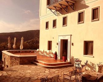 The Lotus Tree - Portaria - Patio