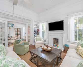 Historic Oceanside Tybee Cottage with Private Pool by Tybee Cottages - Tybee Island - Living room