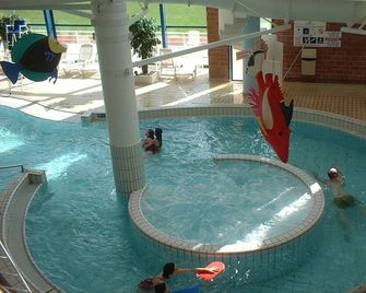 Comfortable Family Gite in a small hamlet, sleeping up to 6 with large garden - Josselin - Piscina