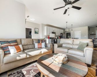 Beautiful 2br Condo | 2king Beds | Private Patio - Forest - Sala de estar
