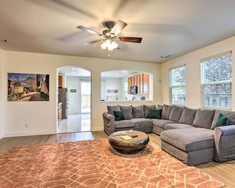 12 Mi to Riverwalk District Quiet Reno Retreat - Reno - Living room
