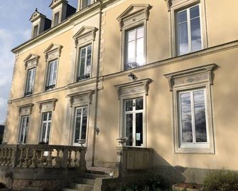 Château XIXe avec parc, chambres spacieuses et petit déjeuner local, proche forêt et cité médiévale - FR-1-410-411 - Sillé-le-Guillaume - Edificio