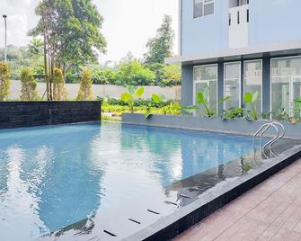 Warm and Simply Look Studio Room Urbantown Serpong Apartment By Travelio - South Tangerang City - 游泳池