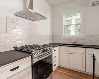 Stay Portland - 1BR - Walk to Coffee, Brews & NW 23rd Shops - Portland - Kitchen