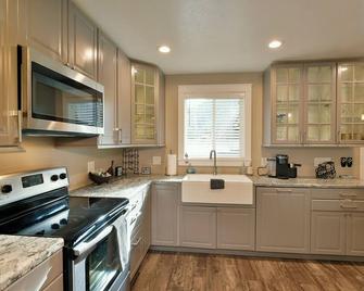 Mountain Oaks Lodge hot tub and mountain adventure - Dunsmuir - Cocina