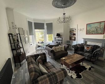 Isle of Bute Blissful Retreat- Stunning 3 Bed Flat - Rothesay - Living room