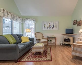 Sun, Sand, Ocean, In Hubbards. What More Do You Need? - Hubbards - Living room