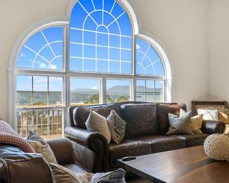 Adelines Lake View Elegant Home in Gated Community Sleeps 15 - Russellville - Living room