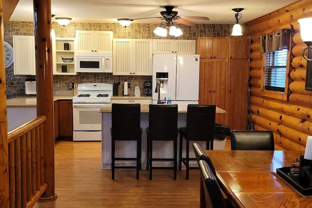 Log Cabin located minutes from Missouri River, airport, I-90 and downtown. - Chamberlain - Kitchen