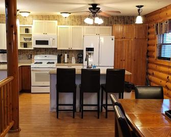 Log Cabin located minutes from Missouri River, airport, I-90, and downtown. - Chamberlain - Kitchen