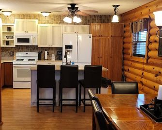 Log Cabin located minutes from Missouri River, airport, I-90 and downtown. - Chamberlain - Kitchen