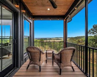 Cliffside Cottage, Private Pond, 50 acres w/ Breathtaking views near Galena, IL - Elizabeth - Balcony