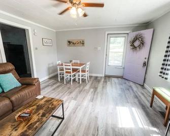 Cozy Serene home off 55 Queen Bed Smart TVs Wifi Secluded Nice View With Coffee - Pevely