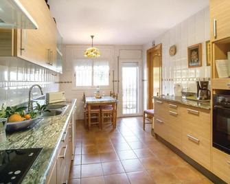 7 bedroom lovely home in Santa Susanna - Santa Susanna - Kitchen