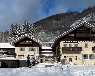 Außergewöhnliche Loft-Wohnung in einer alten Barons Villa mit Südterrasse und privatem Garten - Grunau Im Almtal - Building