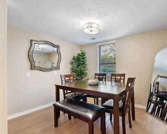 Bunker Bungalow: Boat Parking: Near Lake/Downtown: Fenced In Yard: Pet Friendly - Marble Falls - Sala pranzo