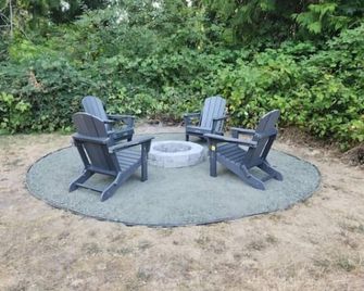 Spacious , RV parking, yard, cozy fireplaces, game library, near Manchester - Port Orchard - Patio