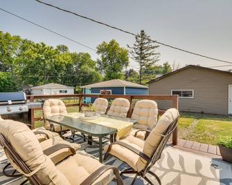Des Plaines Vacation Rental with Spacious Backyard! - Des Plaines - Patio