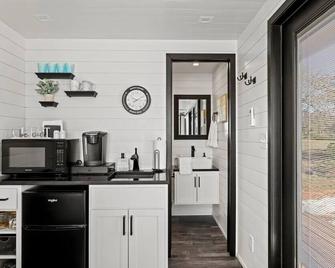 New Wilderness Hideout-Cozy Container Home - Fredericksburg - Cocina