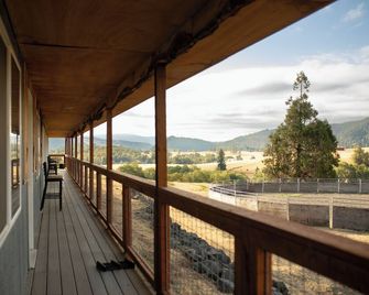 the Bunkhouse coyote- Private Studio Retreat Room - Winston - Balcony