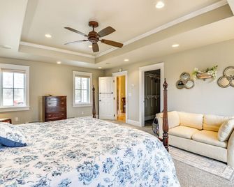 3 Blocks to Lake Ontario: Getaway in Cape Vincent! - Cape Vincent - Bedroom