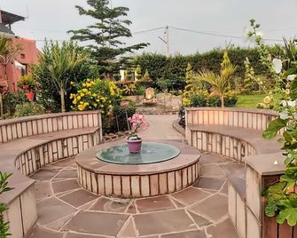 2 room guesthouse in a charming 44000 sq ft farmhouse in wonderful Jabalpur - Jabalpur - Patio