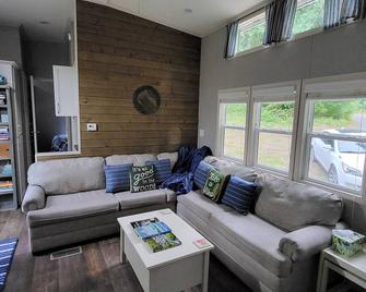 Luxurious quiet cottage on 25 acre rescue farm. In the forest above Port Angeles - Port Angeles - Sala de estar