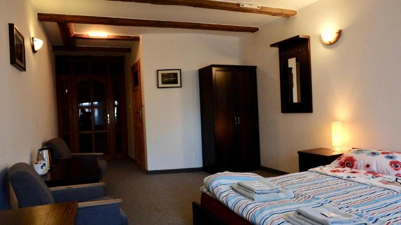 Academus Pub & Guest House