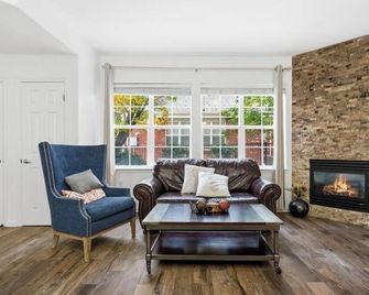 Clean and Cozy Centennial Area Main Floor Condo - Aurora - Sala de estar