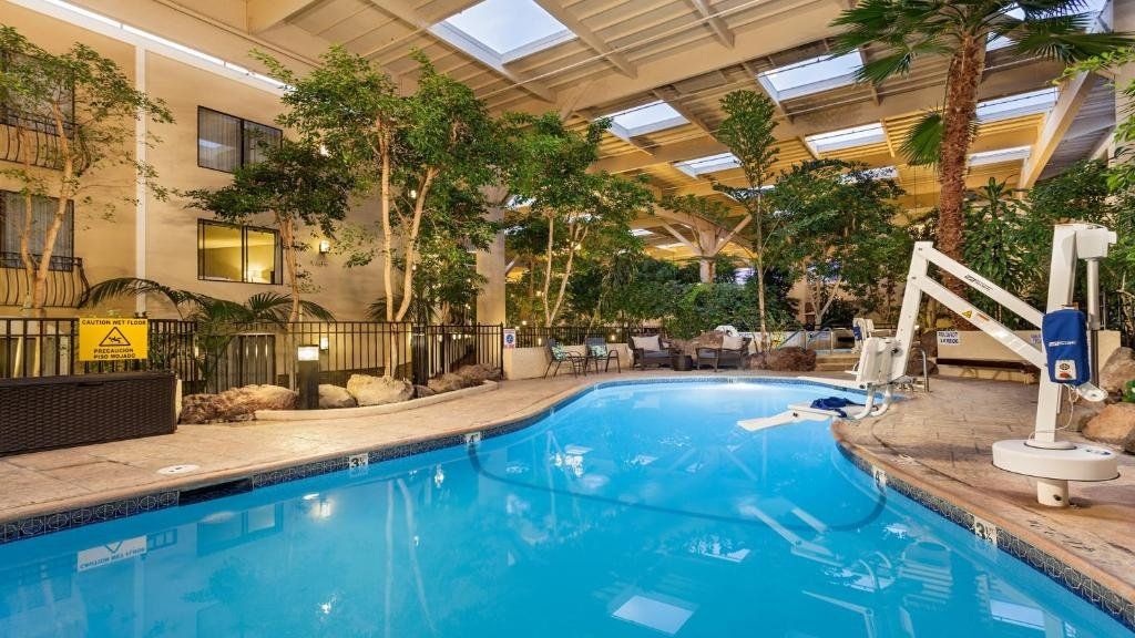 Concord Plaza Hotel - Concord - Piscina