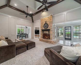 Family Friendly Luxury Home with Pool - Carrollton - Living room