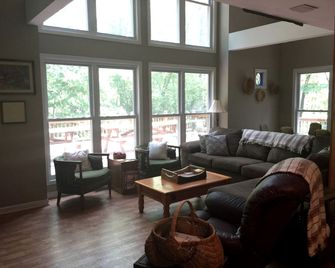 Luxury Getaway in The Woodlands of Mount - Mountain Rest - Living room