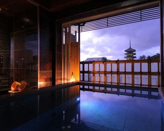 Ryokan Asukasou at the entrancne of Nara park - נארה - בריכה