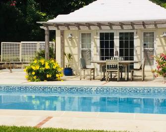 Pool House Studio In A Garden Setting + EV chargers - Tucker’s Town - Pool