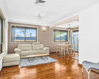 Windang Fisherman's Retreat - Warilla - Sala de estar